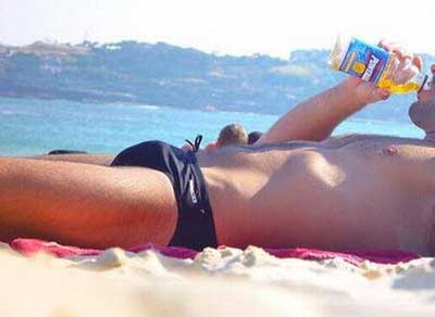 Nice bulge (can anyone pic the beach?)